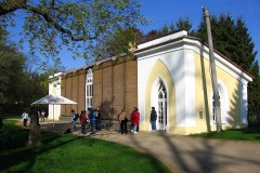 Z výletu na Orlík, Zvíkov a do Písku 21.4.07 marně čekáme na otevření kavárny - foto T. Hordějčuk